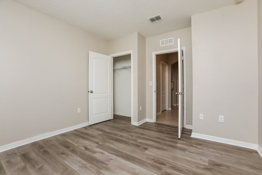 Building Photo - 5586 Western Sun Dr