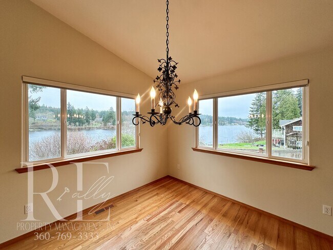 Building Photo - Fantastic Private Lakefront Rambler