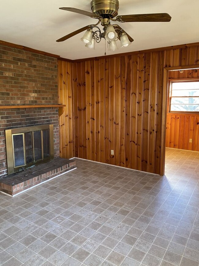 Building Photo - Three bedroom 1.5 bath home