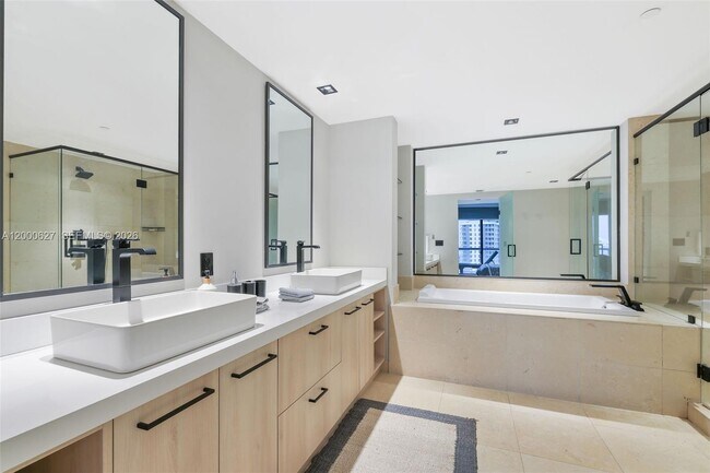 Building Photo - 465 Brickell Ave