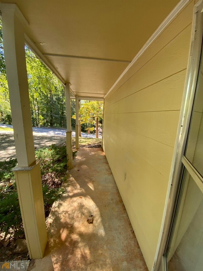 Building Photo - 756 Happy Hollow Rd