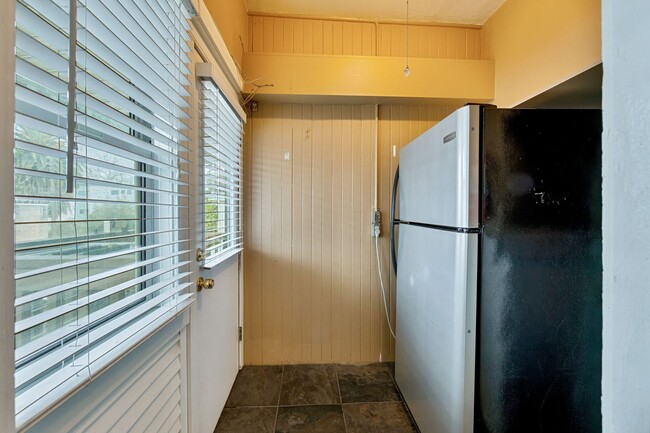 Building Photo - Charming Midtown 1-Bedroom Apartment with Private Balcony and Hardwood Floors!