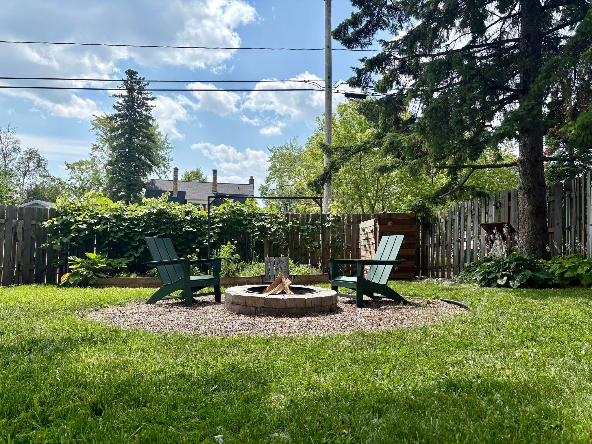 In-ground fire ring for cool Lakeside evenings - 4112 Gladstone St