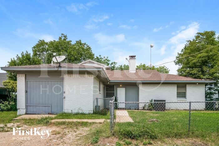 Building Photo - 206 E 5th St