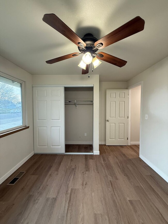 Building Photo - 1206zi-S