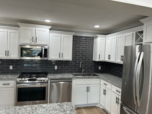 Building Photo - 501 E 17th St