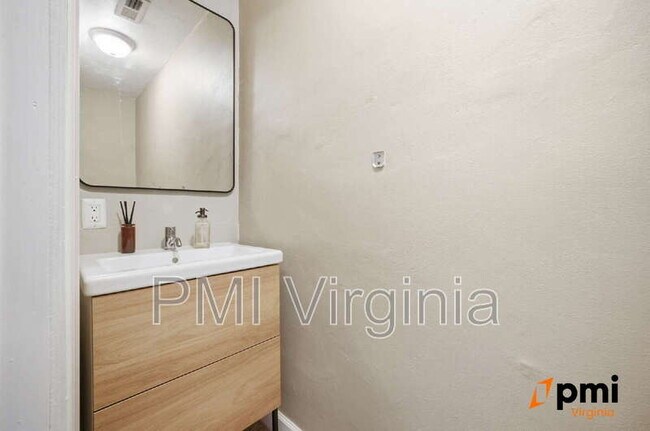 Building Photo - 2707 Martone Rd