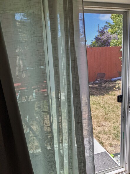 Private backyard - 820 46th St