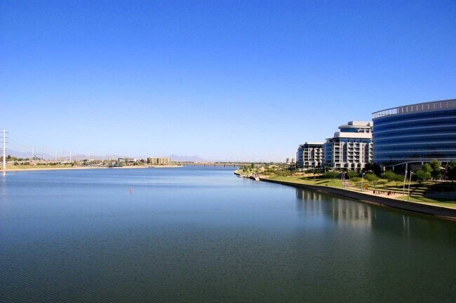 Building Photo - 716 W 11th St