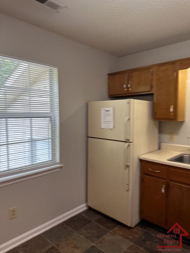 Building Photo - 143 East Ave