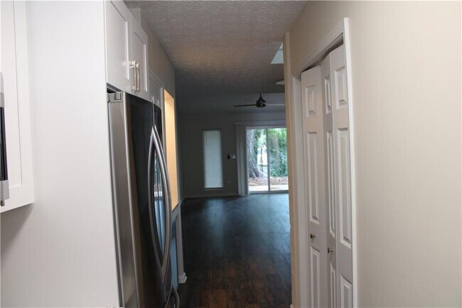 Building Photo - 211 Goshen Ln