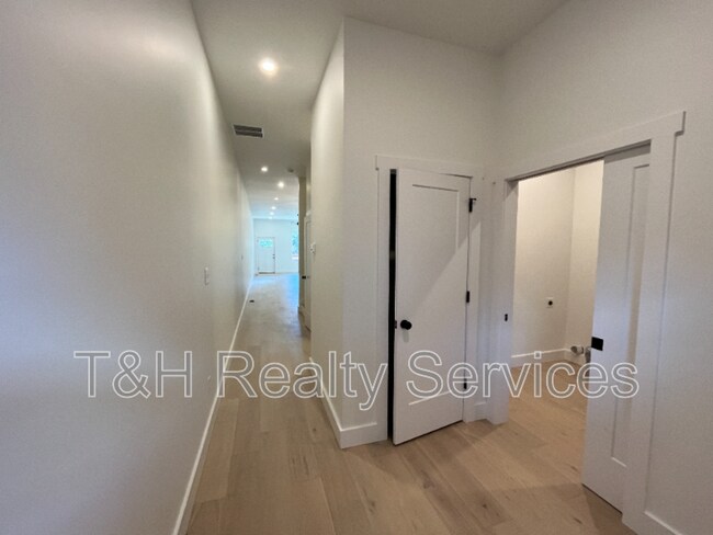 Building Photo - 930 Woodlawn Ave