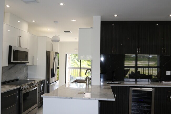 Building Photo - 11311 Pond View Dr