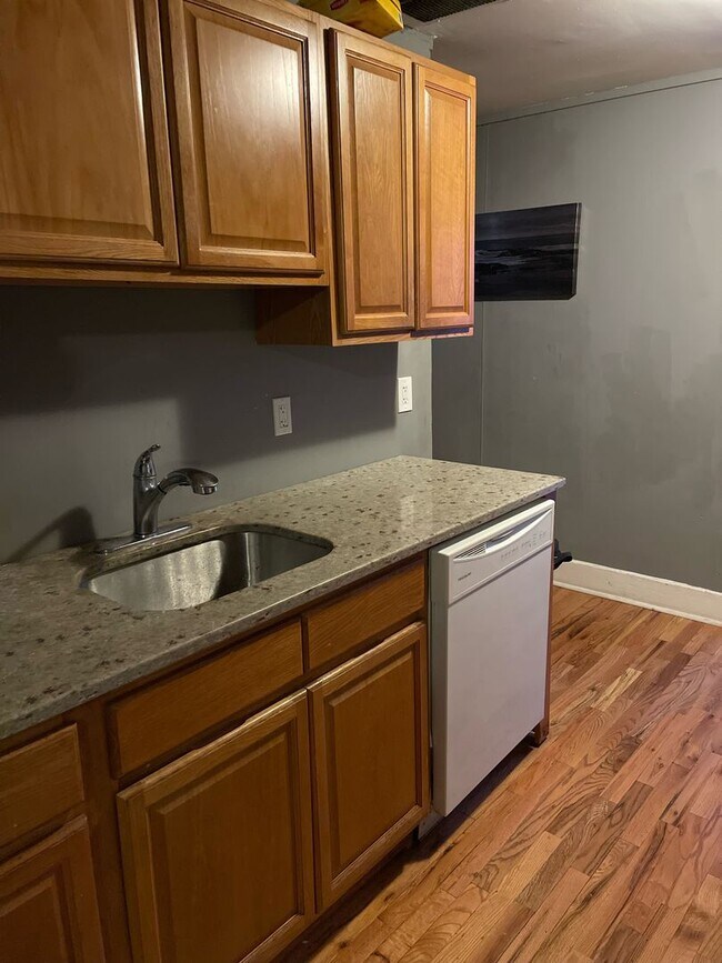 Building Photo - 264 Peck St