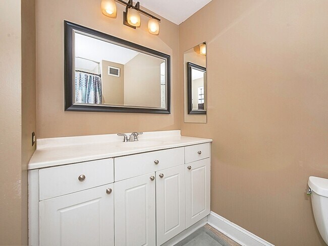 Building Photo - 330 N Jefferson St