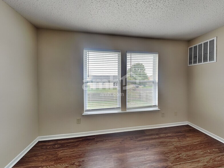 Building Photo - 6805 W Littleton Dr