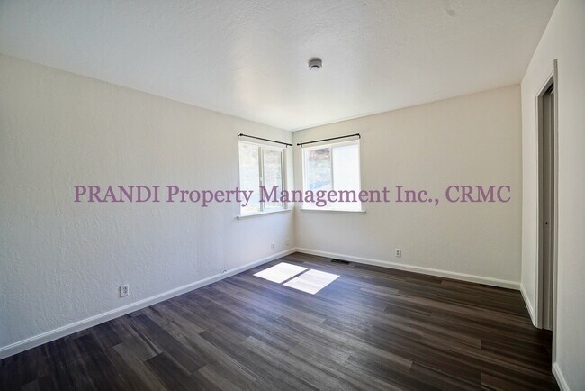 Building Photo - Quality Duplex, Right Near Downtown!