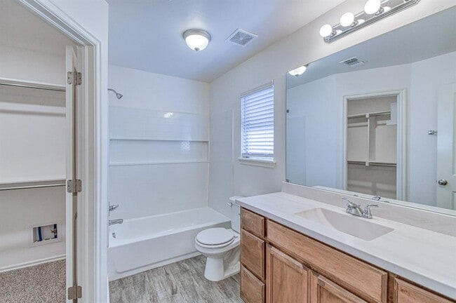 Building Photo - 15712 Bennett Dr