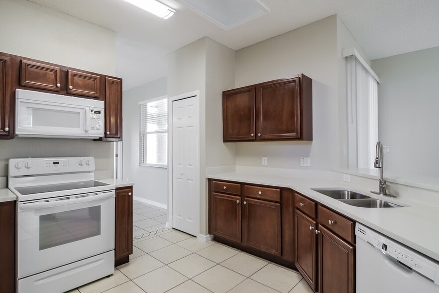 Building Photo - 562 Bristol Cir