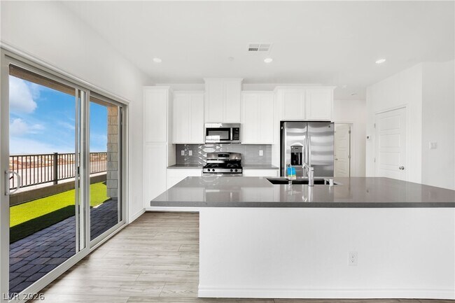 Building Photo - 600 N Carriage Hill Dr