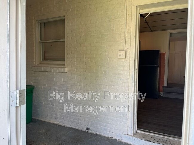 Building Photo - 119 E Scull St