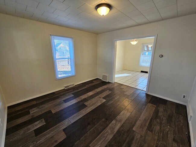 Building Photo - 3 bed, 1 bath, Mishawaka. Fenced Yard. Gar...