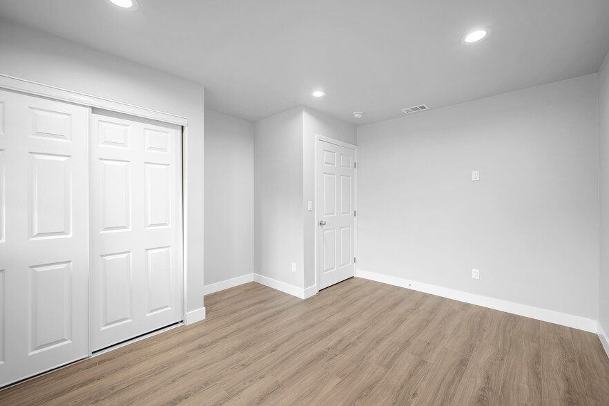 Building Photo - 16132 Chatsworth St