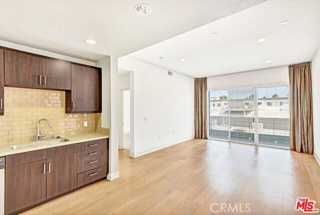 Building Photo - 4211 Redwood Ave