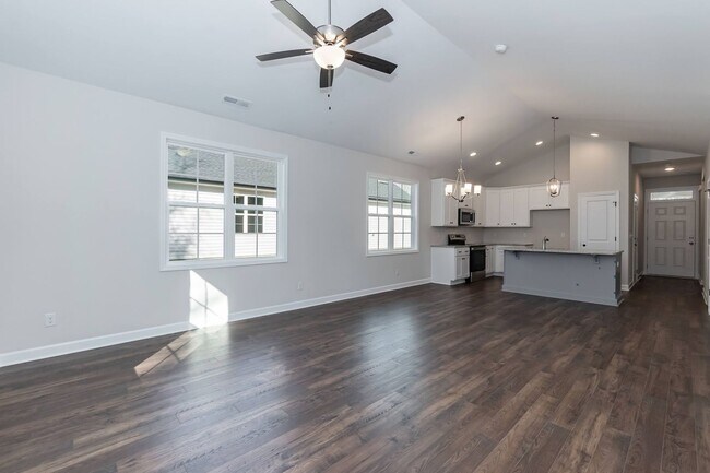 Building Photo - Three Bedroom Home!