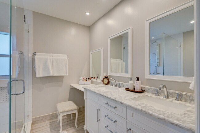 Building Photo - 6833 Bianchini Cir