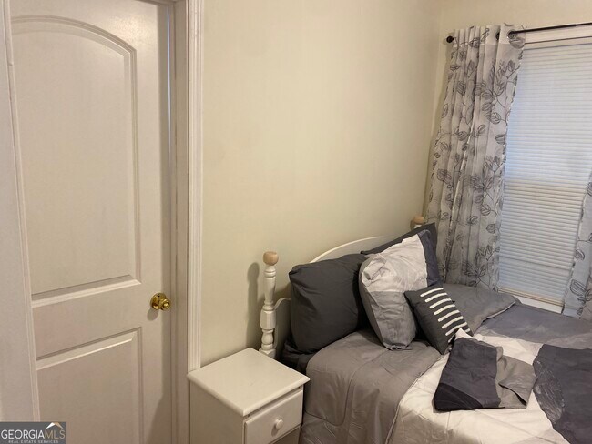 Building Photo - 825 S Forest Lake Dr