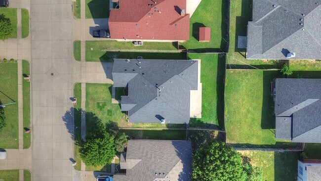 Building Photo - 2710 Logan Dr