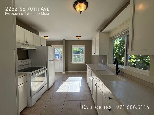 Building Photo - 2252 SE 70th Ave