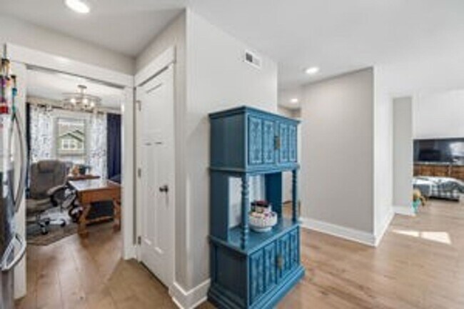 Building Photo - 3 Bedroom 2 1/2 Bathroom Home