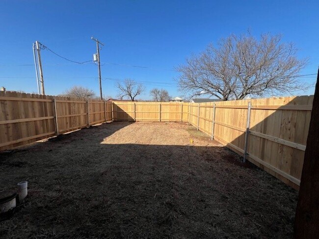 Building Photo - 1212 SW Oklahoma Ave