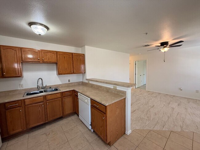 Building Photo - 3/2 Condo for Rent