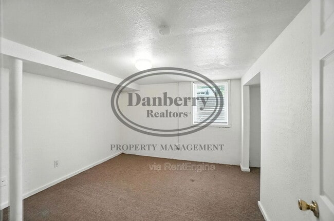 Building Photo - 822 Searles Rd