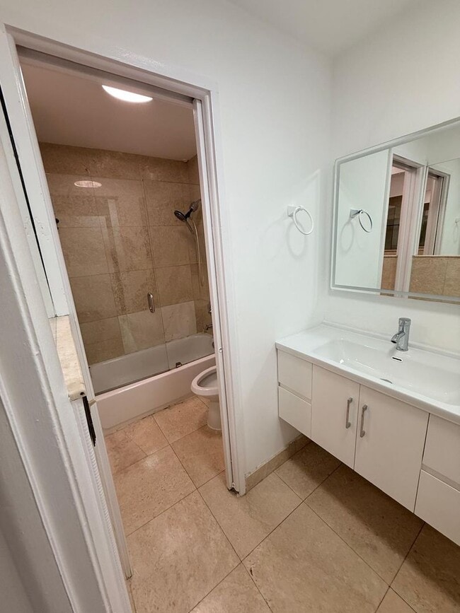 Building Photo - Beautiful Garden Apartment, Move in Condition