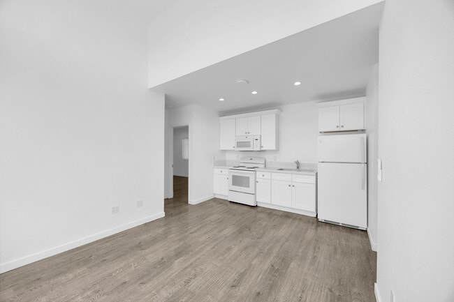 Building Photo - 572 N Cambridge St