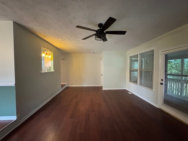 Building Photo - Charming 3 Bed, 2 Bath Fayetteville Home