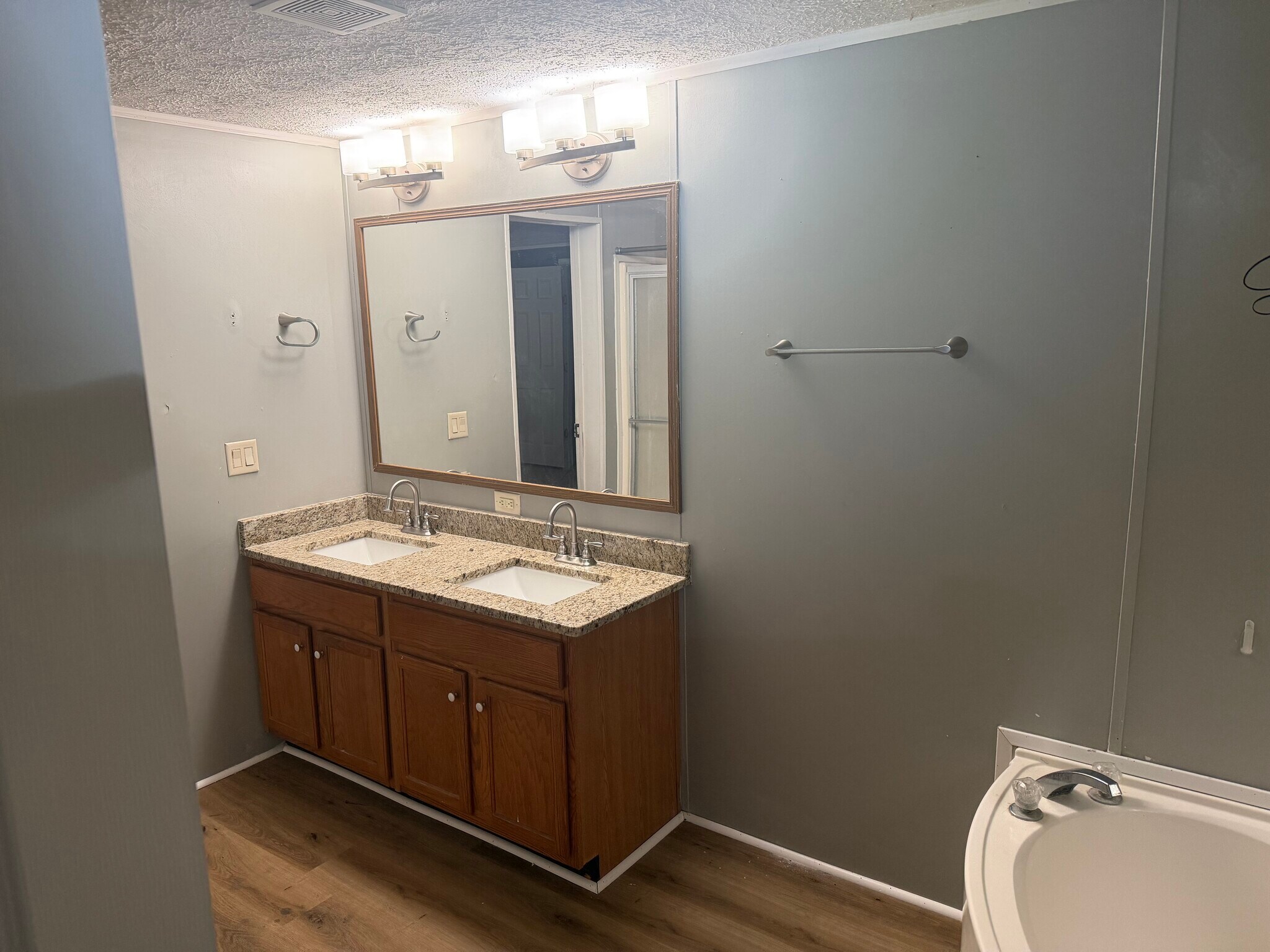 Building Photo - 104 Middle Trl