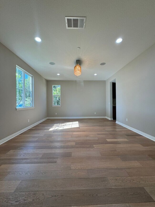 Building Photo - Modern 5 Bed, 4.5 Bath Home in Tustin Legacy