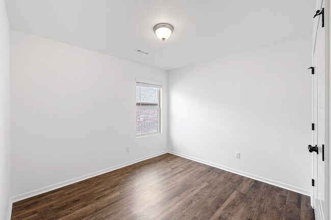 Building Photo - $1299 OFF RENT FOR THE FIRST 3 MONTHS!