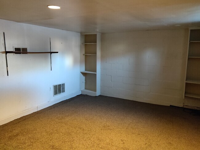Building Photo - Charming 3 Bedroom/1.5 Bathroom Townhome in Cameron Village, MD!
