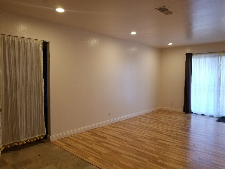 Building Photo - 242 Dennis Dr