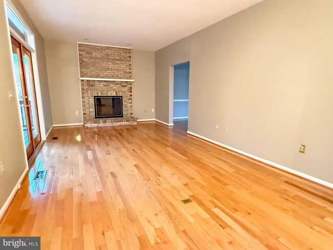 Building Photo - 15292 Surrey House Way