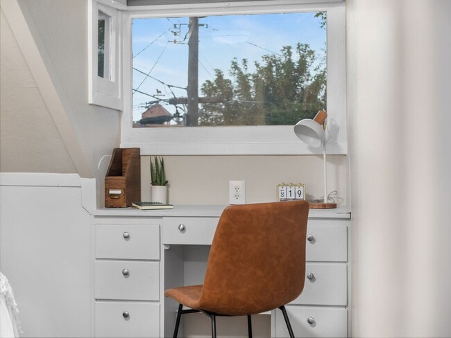 Building Photo - Boho Chic Loft (Furnished)