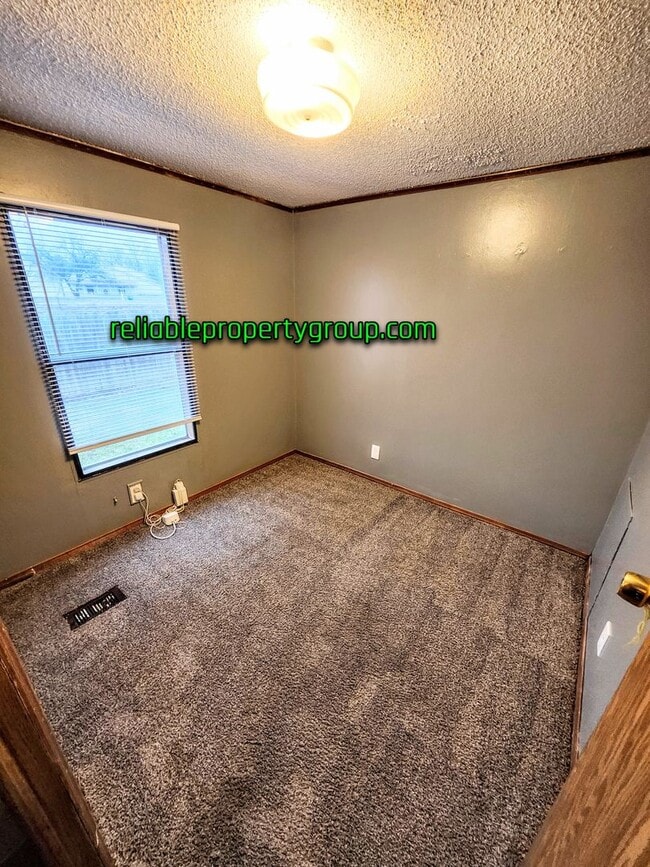 Building Photo - New Listing in Fort Wayne