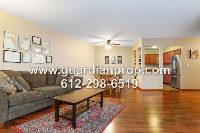 Building Photo - Top Floor Condo Available September 1 in H...