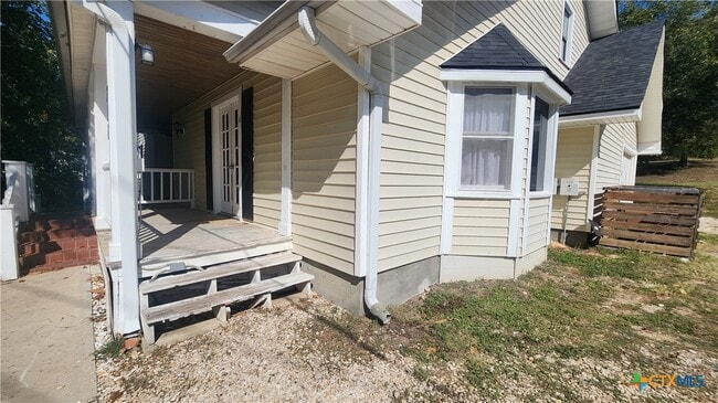 Building Photo - 716 Center Cir